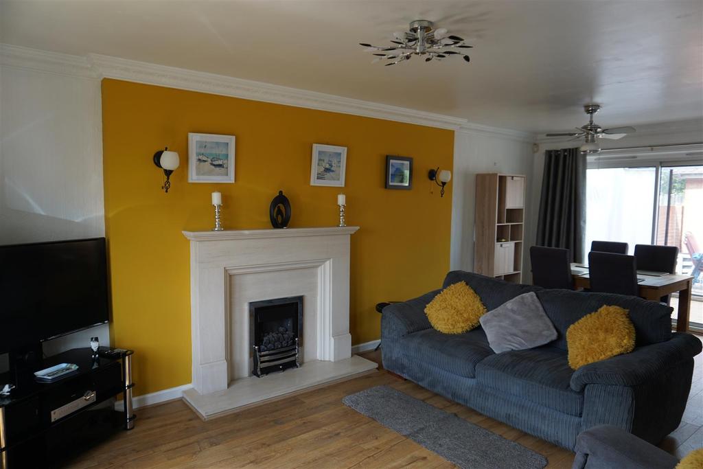 Lutterworth Drive, AdwickLeStreet... 3 bed semidetached house £180,000