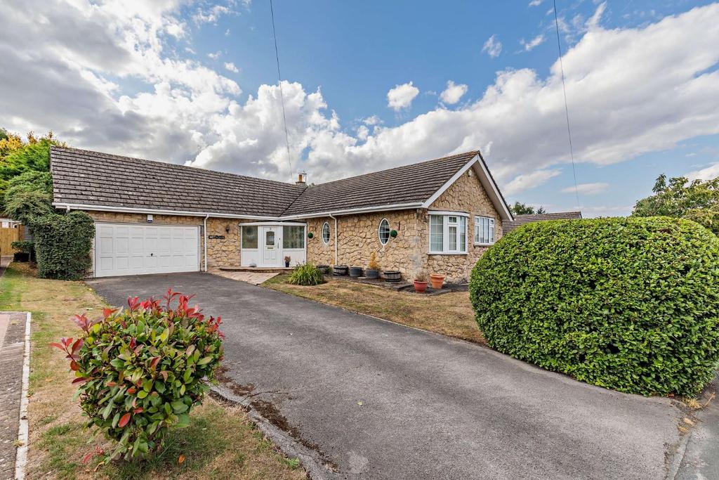 Princess Mead, Goldsborough, HG5 8NP 3 bed detached bungalow for sale