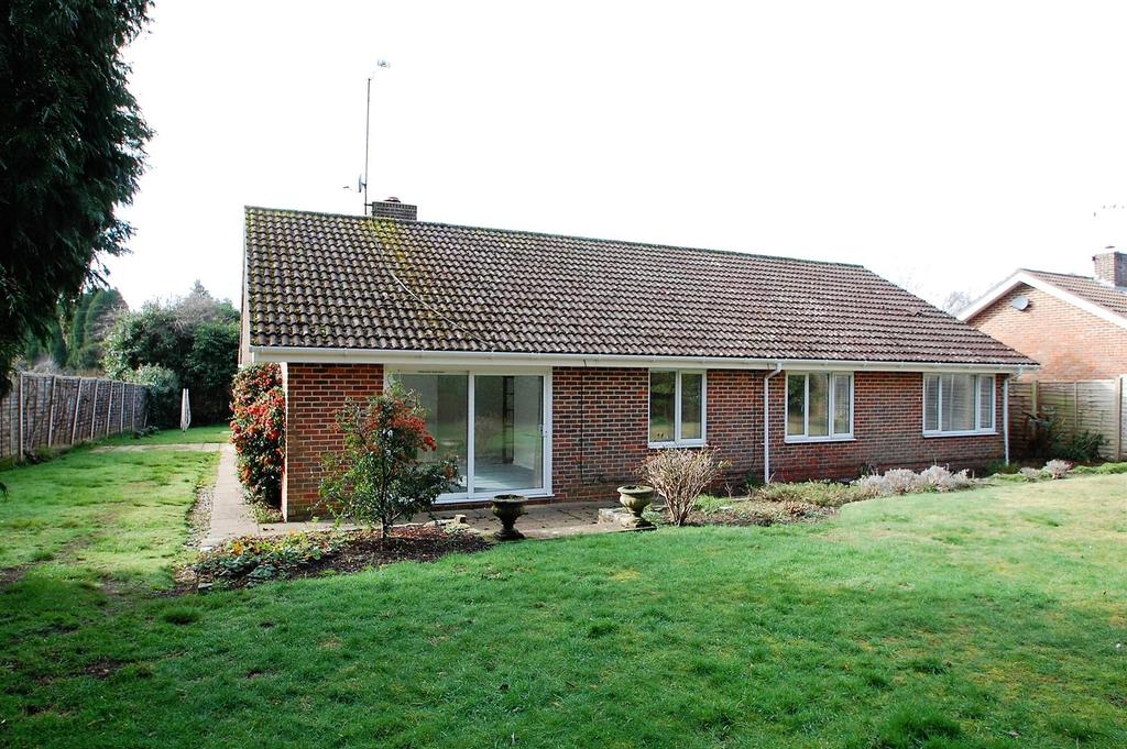 Forest Corner, Liss Forest. 4 bed detached house £1,995 pcm (£460 pw)