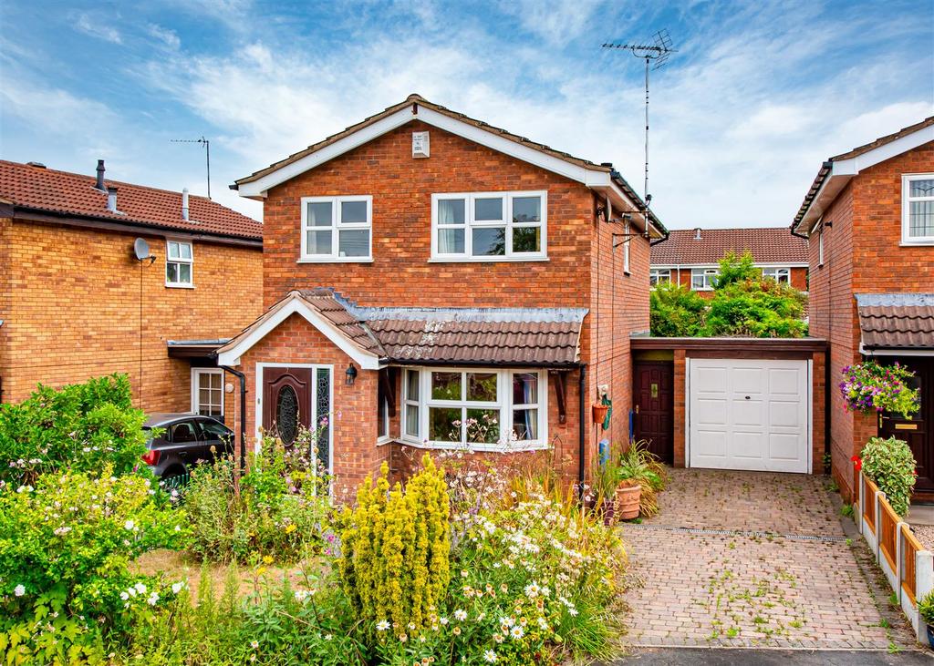 7 Monks Close, Wombourne 4 bed detached house for sale £325,000