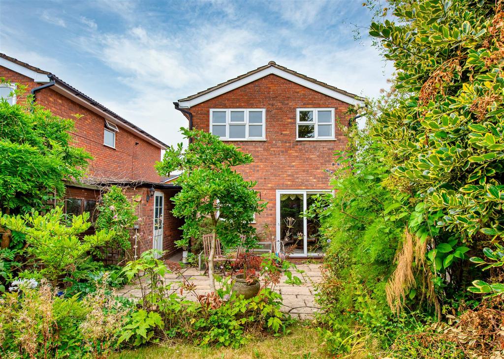 7 Monks Close, Wombourne 4 bed detached house for sale £325,000