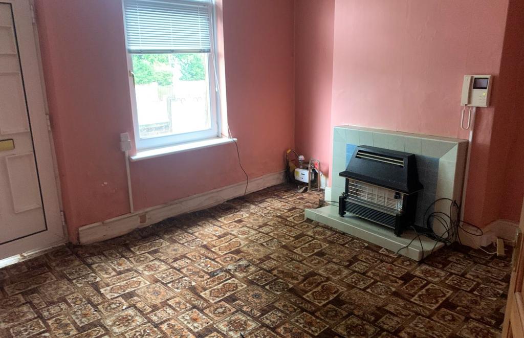 201 Old Hall Road, Chesterfield... 3 bed terraced house £70,000