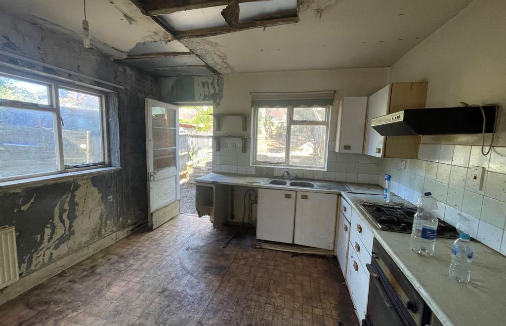 120 Godstone Road, Caterham, Surrey... 2 bed end of terrace house £
