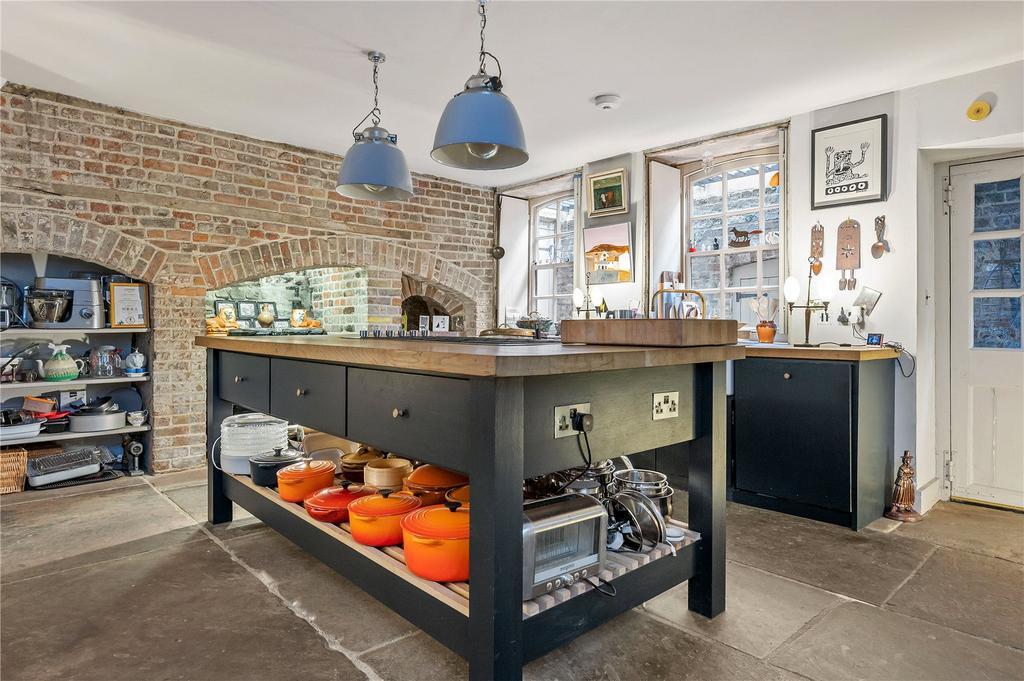Fournier Street, London, E1 2 bed terraced house to rent £13,000 pcm