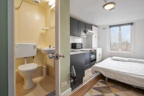 Studio to rent, West Cromwell Road, Earls Court, London SW5