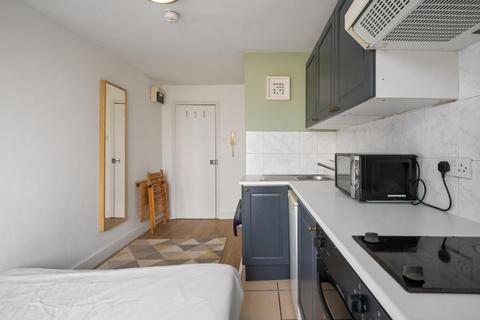 Studio to rent, West Cromwell Road, Earls Court, London SW5