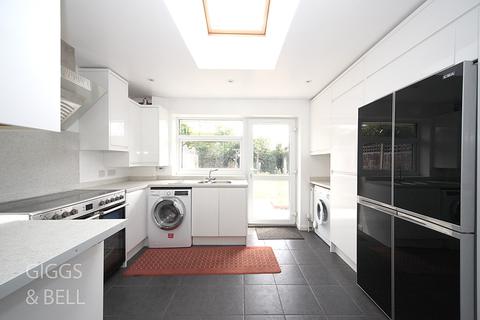 5 Curlew Road, Luton, LU2 8EN