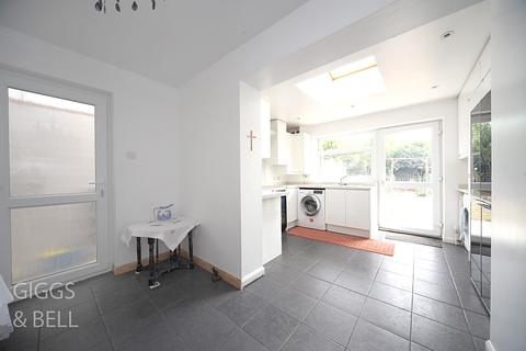 5 Curlew Road, Luton, LU2 8EN