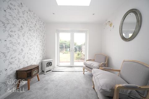 5 Curlew Road, Luton, LU2 8EN