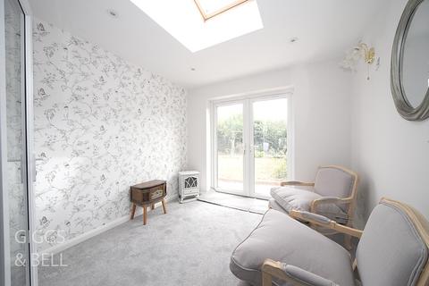 5 Curlew Road, Luton, LU2 8EN