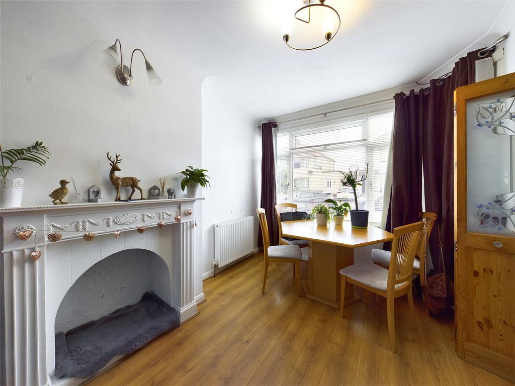 Guildford Avenue, Feltham, TW13 2 bed terraced house £400,000