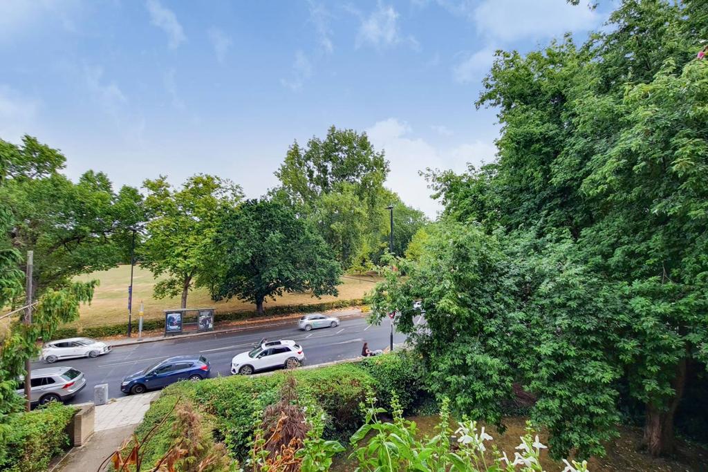 Elder Road, Upper Norwood, London, SE27 2 bed flat £375,000