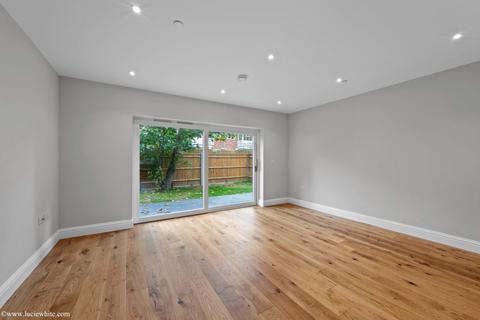 3 bedroom house to rent, Lovelace Gardens, Surbiton