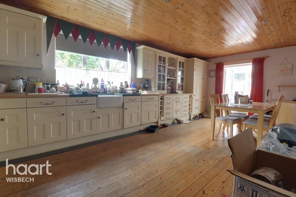 Matmore Gate, Spalding 6 bed bungalow £330,000