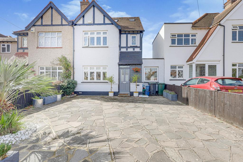 Highlands Boulevard, Leighonsea, SS9 4 bed semidetached house £675,000