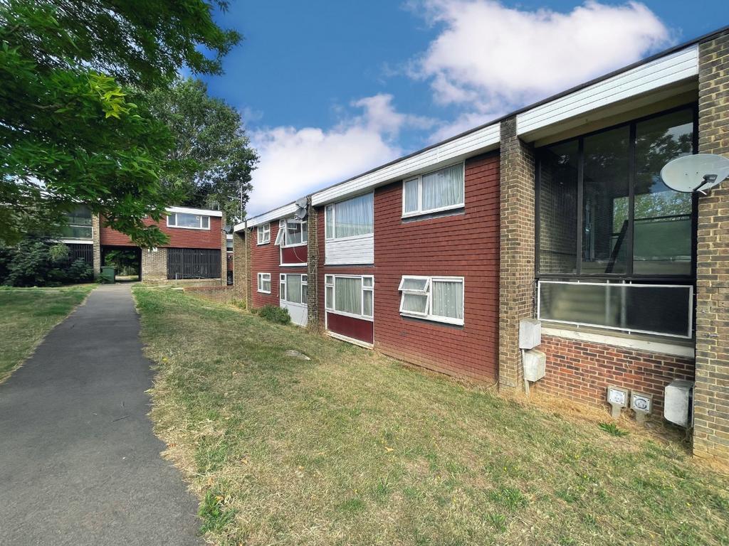 Sleddale, Hemel Hempstead... 1 bed apartment to rent £1,100 pcm (£254 pw)