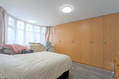 2 bedroom apartment to rent, Chase Road, Southgate