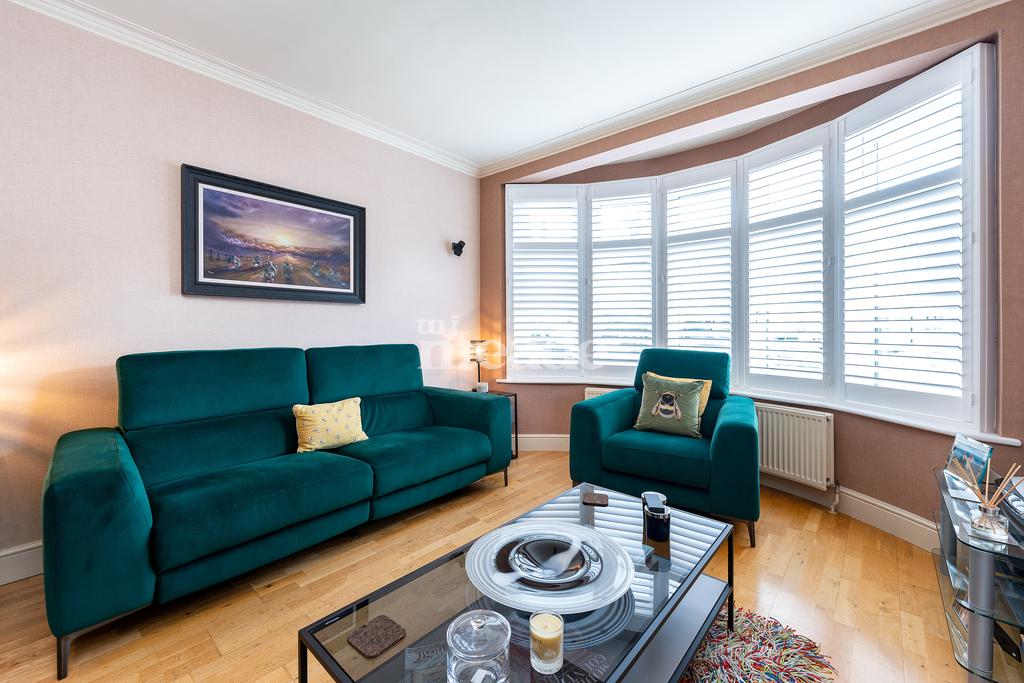 Woodside Gardens, Chingford, E4 3 bed terraced house £650,000