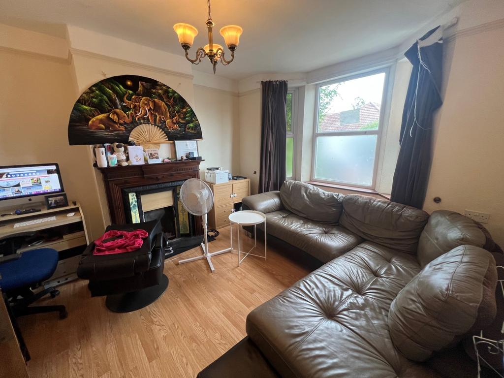 Hythe Park Road, Egham, Surrey, TW20 3 bed semidetached house £400,000