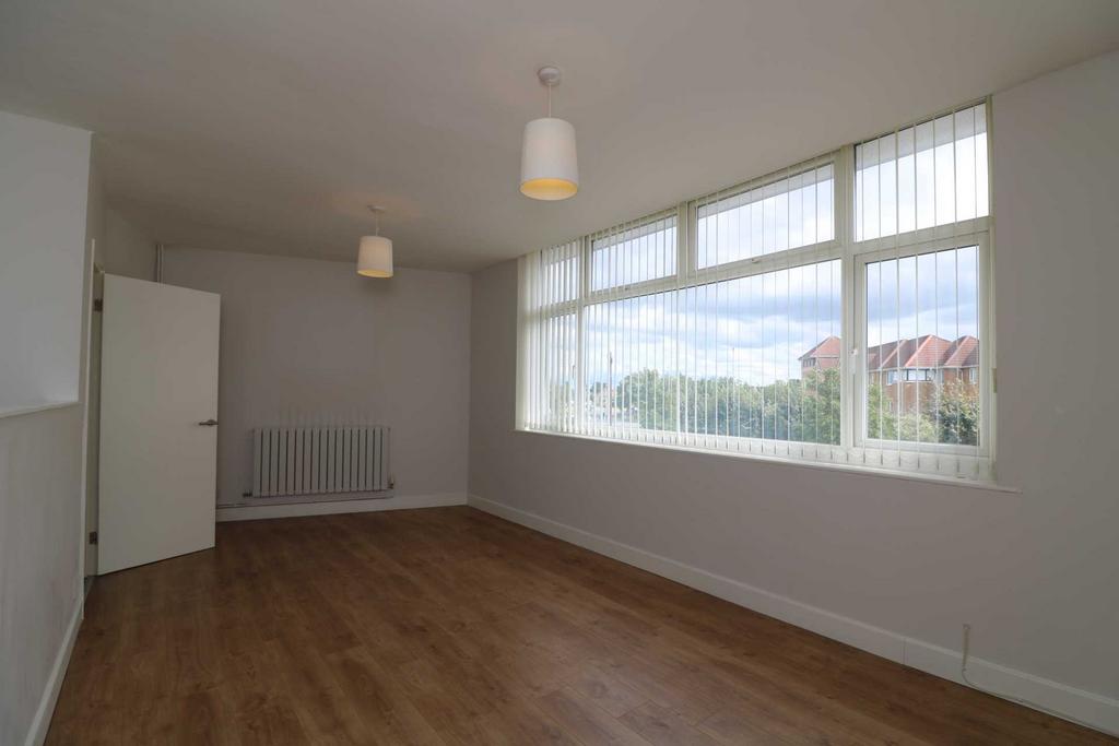Westway, Maghull 2 bed apartment £675 pcm (£156 pw)