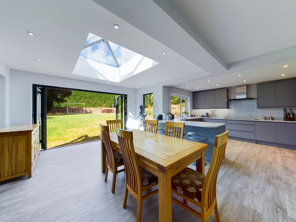 Kitchen/dining/family room