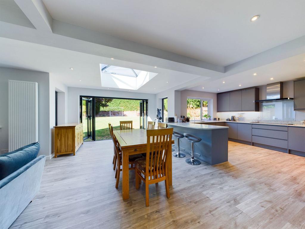Kitchen/dining/family room