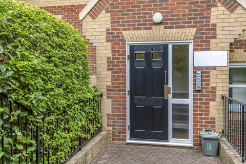 Flat 1, 36 Beacon Hill, Woking, GU21 7NP