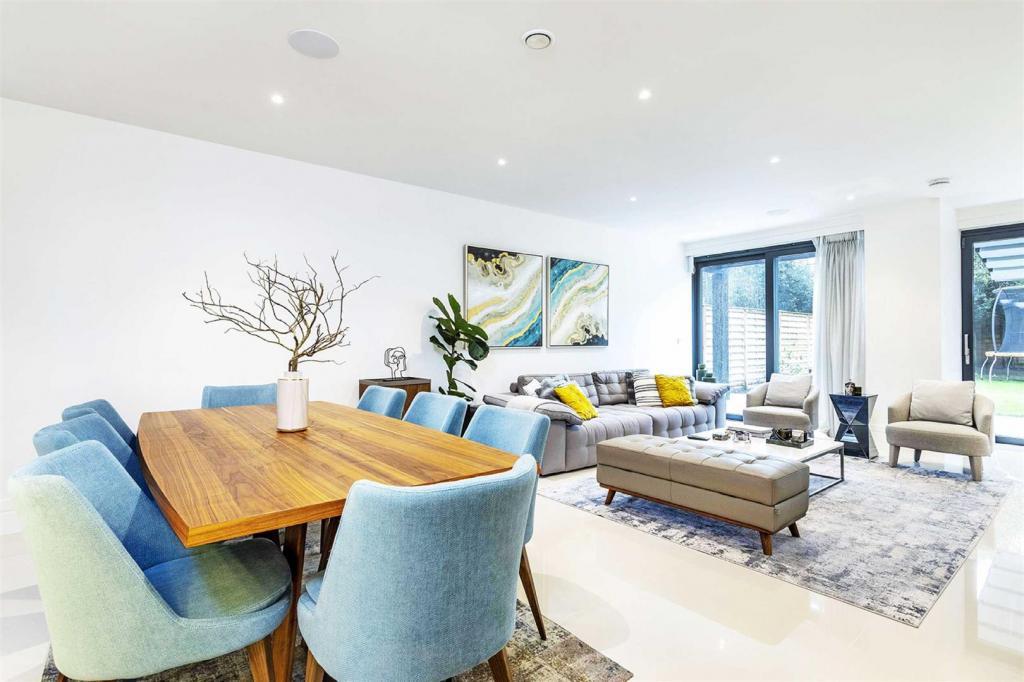 The Park, Golders Hill, NW11 6 bed detached house £18,503 pcm (£4,270 pw)