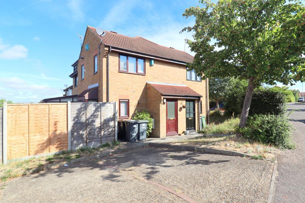 Pomeroy Grove, Bushmead, Luton... 1 bed cluster house £210,000