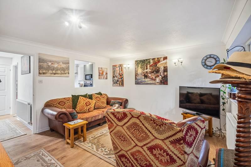 BOURNE END 3 bed terraced house for sale £465,000
