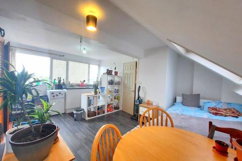 407 Staines Road, Feltham, TW14 9HA