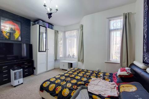 8 Edith Road, London, E6 1DE