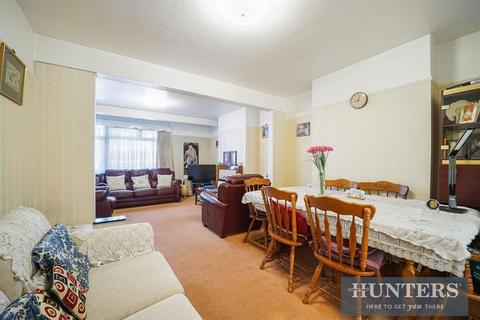 12 Avondale Gardens, Hounslow, TW4 5HX