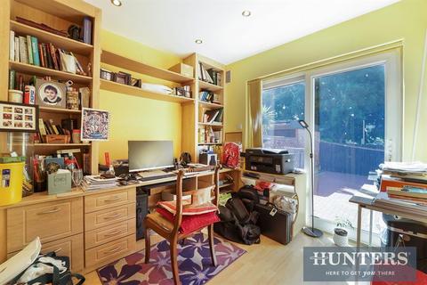 12 Avondale Gardens, Hounslow, TW4 5HX