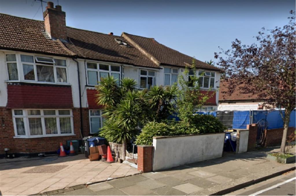 Greenford Gardens, Greenford, UB6 4 bed terraced house £2,800 pcm (£