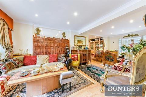 107 Ullswater Crescent, London, SW15 3RE