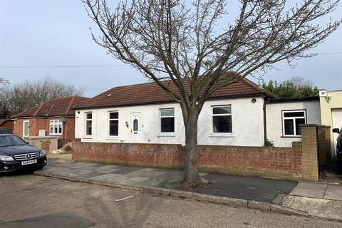 3 bedroom bungalow for sale - Curtis Road, Hounslow, Whitton, TW4