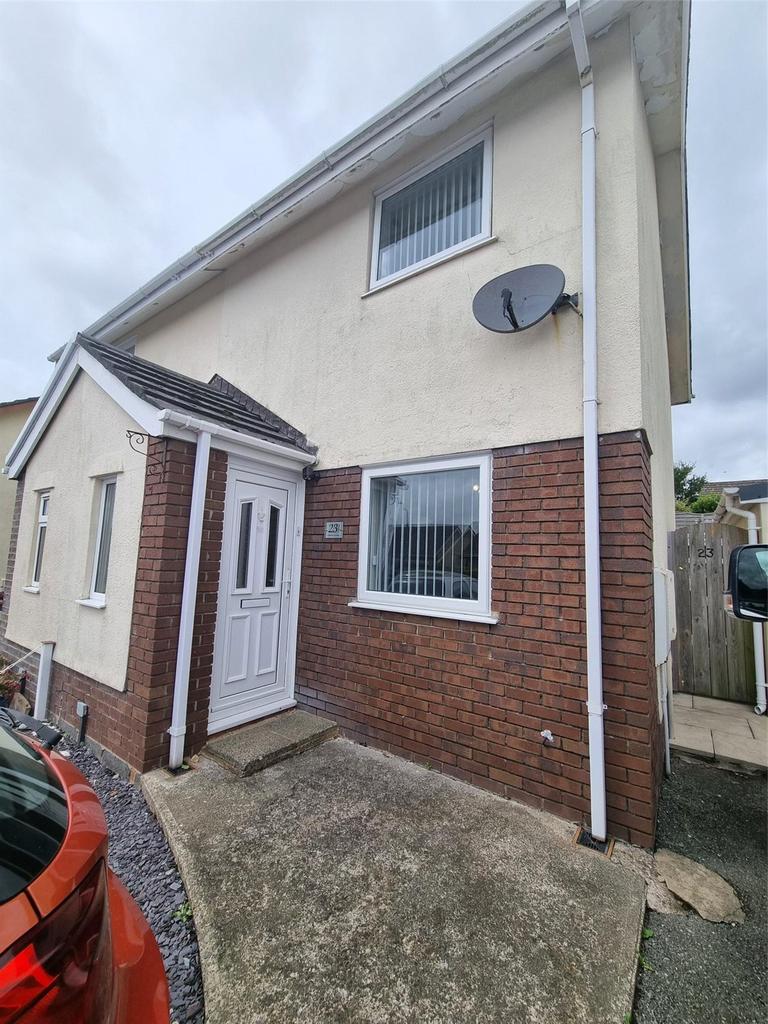 Glenview Avenue, Pembroke Dock, Pembrokeshire, SA72 2 bed semidetached