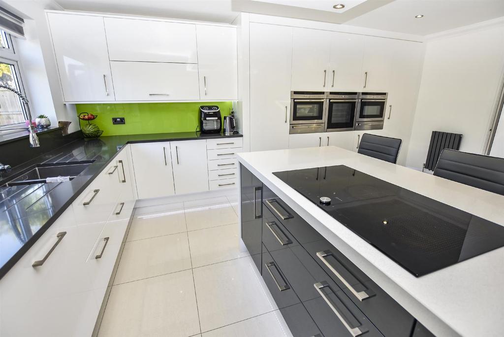 Cumberland Avenue, Benfleet 4 bed detached house for sale £675,000