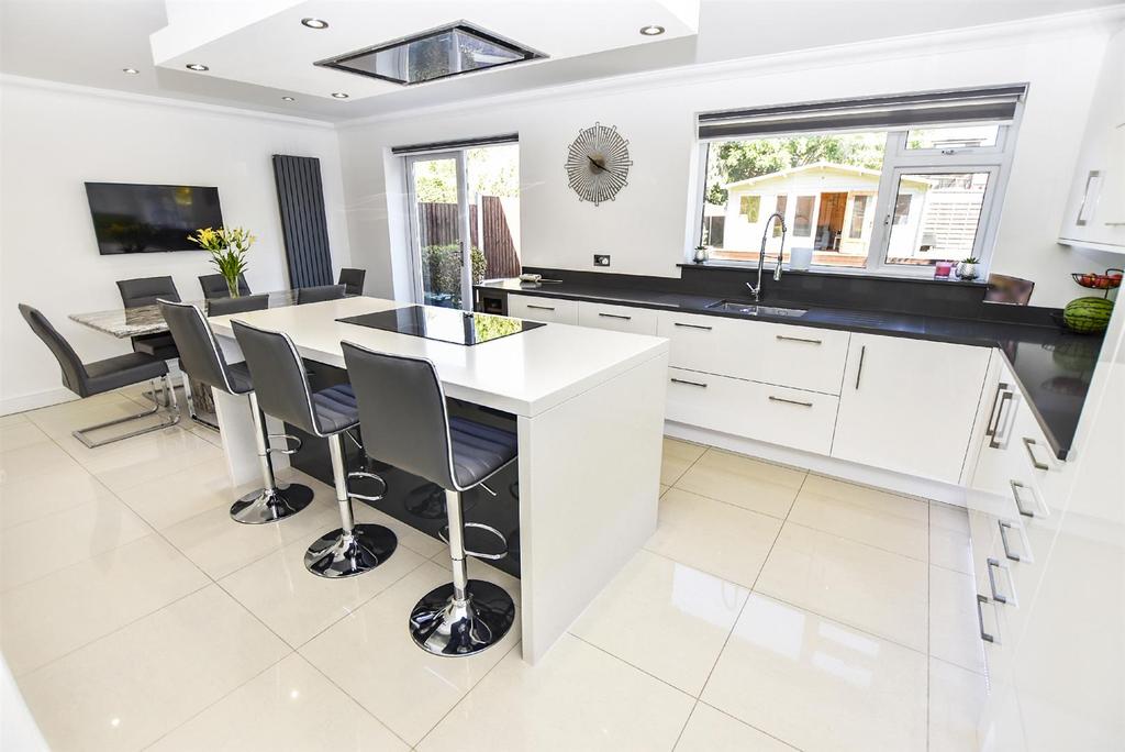 Cumberland Avenue, Benfleet 4 bed detached house £675,000