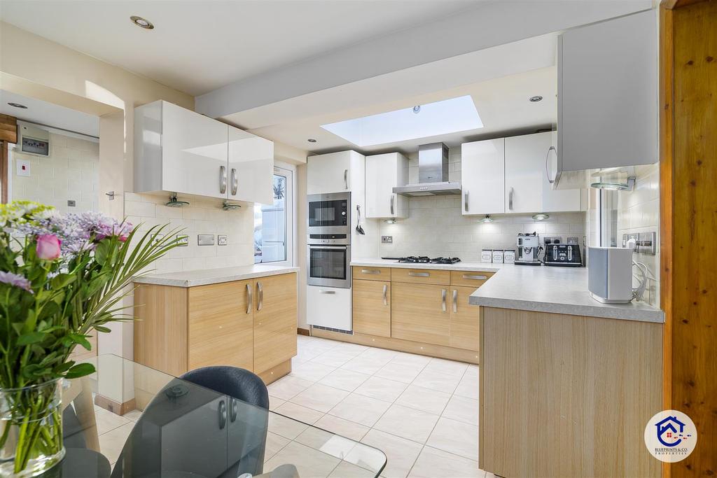 Raynham Avenue, London 3 bed house £480,000