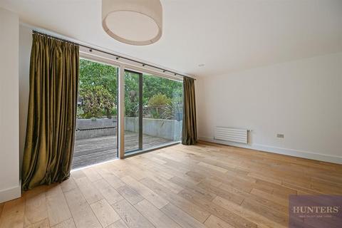 2 Boaters Avenue, Brentford, TW8 8FG