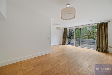 2 Boaters Avenue, Brentford, TW8 8FG