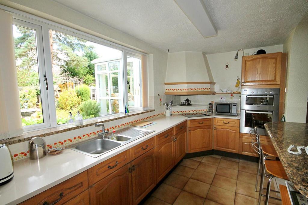 Park Lane, Bonehill, Tamworth, B78 3HZ 3 bed semidetached house £350,000