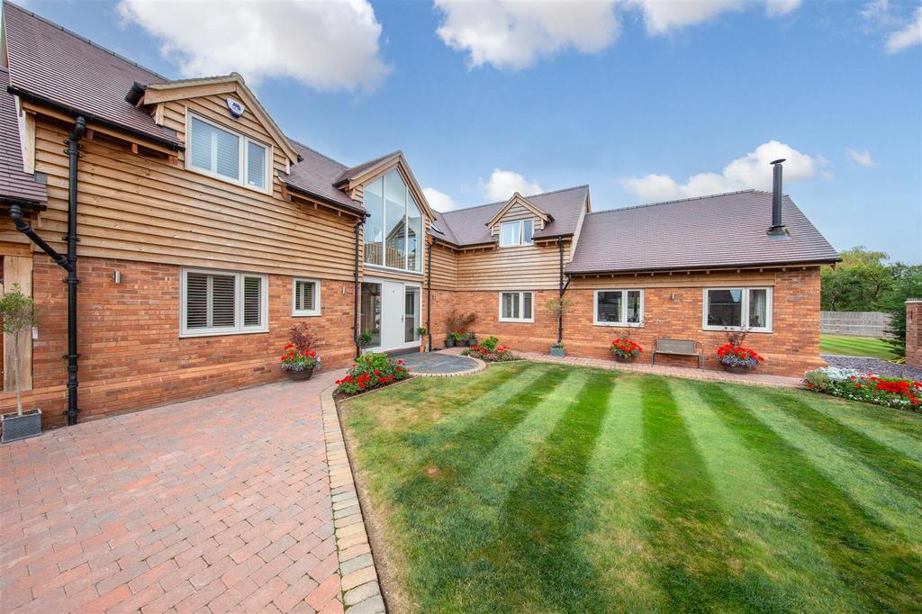 Oak House, The Rye, Eaton Bray 4 bed detached house £1,200,000