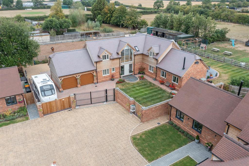 Oak House, The Rye, Eaton Bray 4 bed detached house £1,200,000