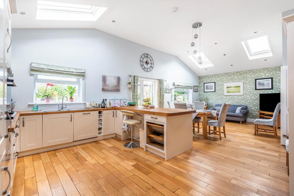 Golf Links Avenue, Tadcaster 3 bed detached bungalow £380,000