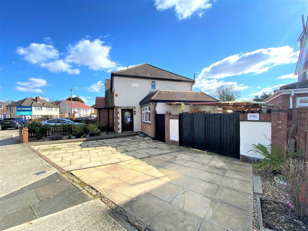 Wentworth Crescent, Hayes, Middlesex, UB3 1NW 2 bed end of terrace