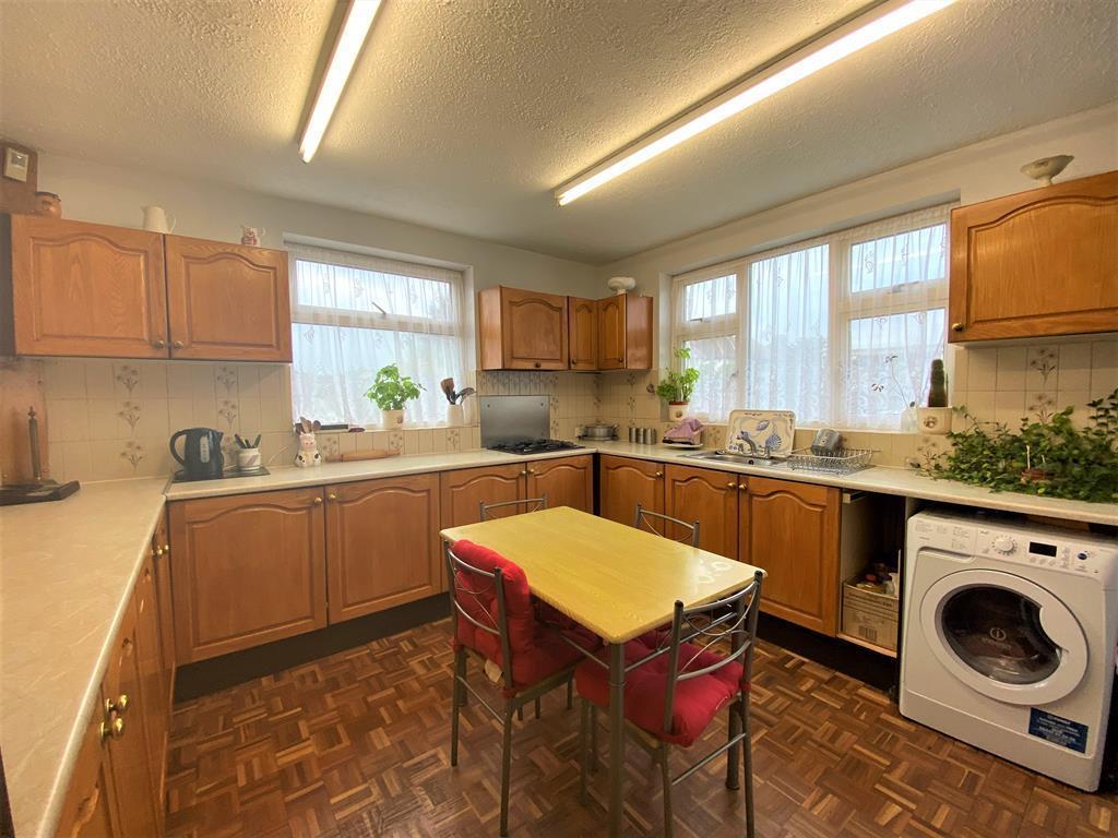 Bourne Avenue, Hayes, Middlesex, UB3 1QW 4 bed end of terrace house £