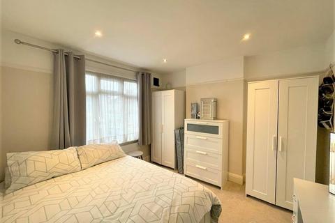 16 Manton Close, Hayes, UB3 2BA